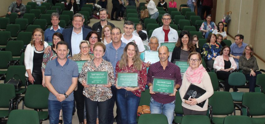 Servidores Municipais s&atilde;o homenageados por tempo de casa