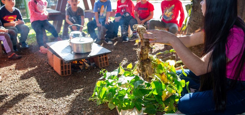 Crianças da EPC Cyro Sosnosky aprendem sobre a textura dos alimentos