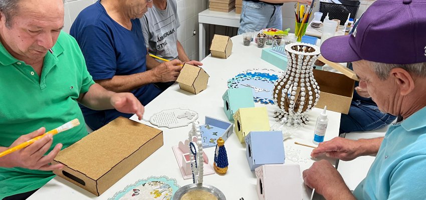 Aulas de Arteterapia transformam a vida de idosos no Centro de Conviv&ecirc;ncia de Chapec&oacute;