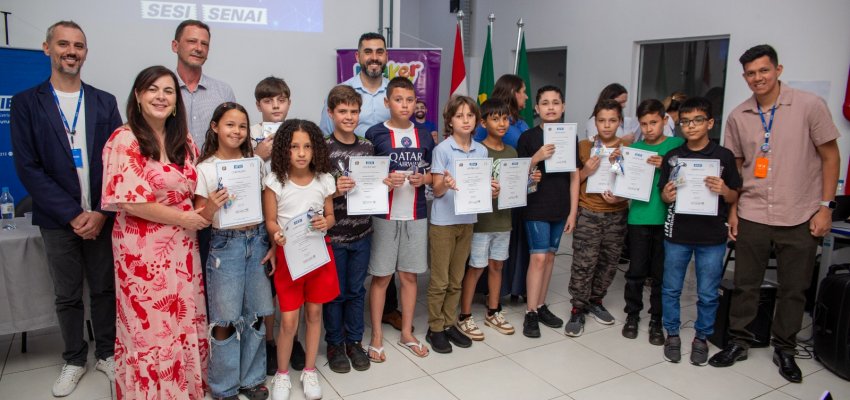 Estudantes dos Centros Multiusos concluem cursos do projeto Mentes Digitais